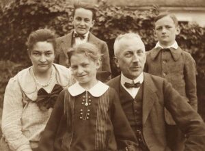 Oberlehrer Wilhelm Groß aus Artstetten mit Familie